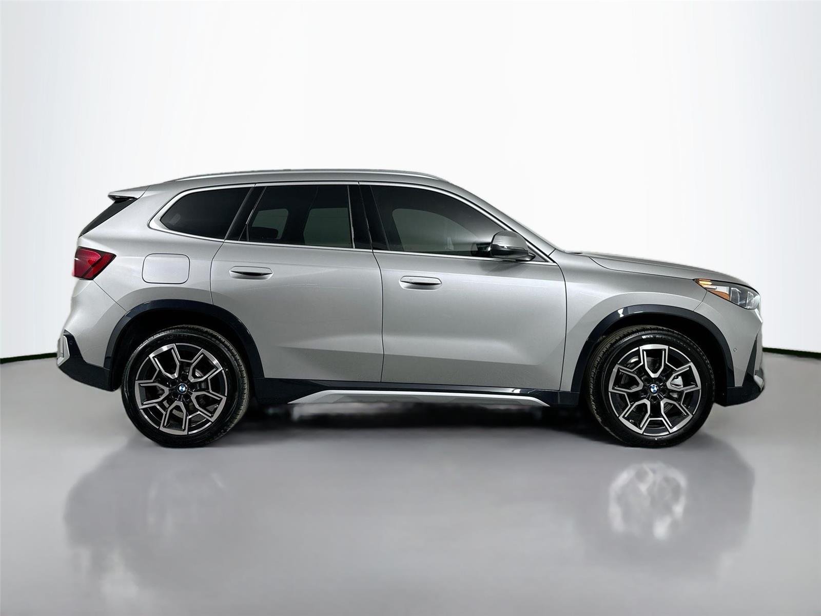 New 2026 Space Silver Metallic BMW xDrive28i image 5
