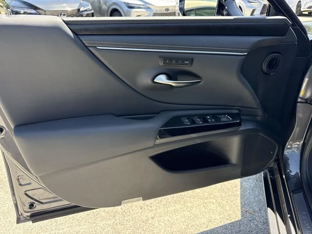 2025 Lexus ES 350 - Photo 13