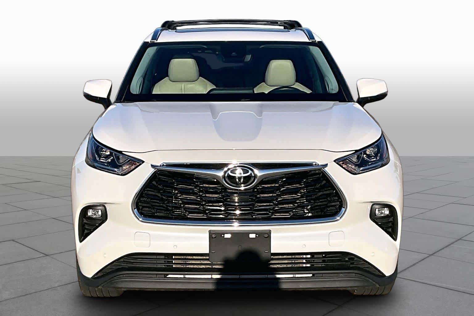 Used 2021 Blizzard Pearl Toyota Limited image 4