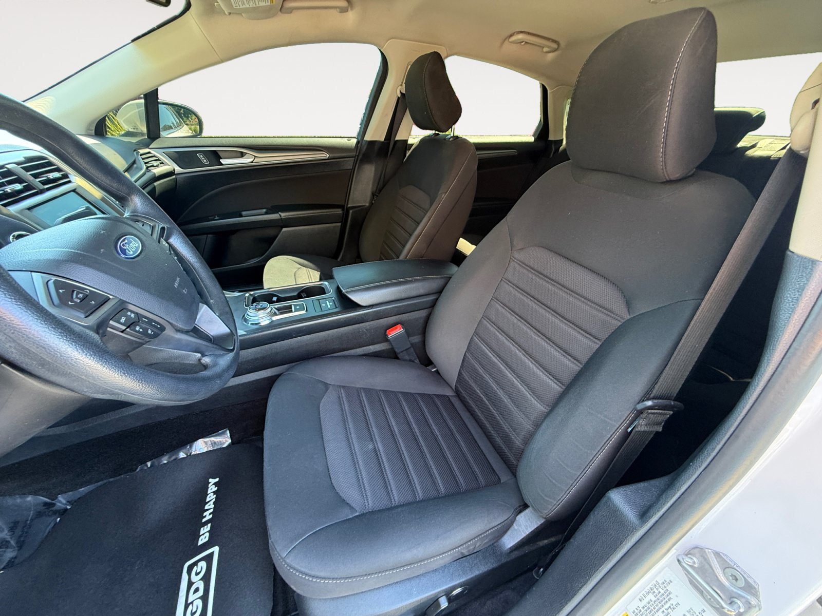 Used 2020 White Platinum Clearcoat Metallic Ford SE image 10