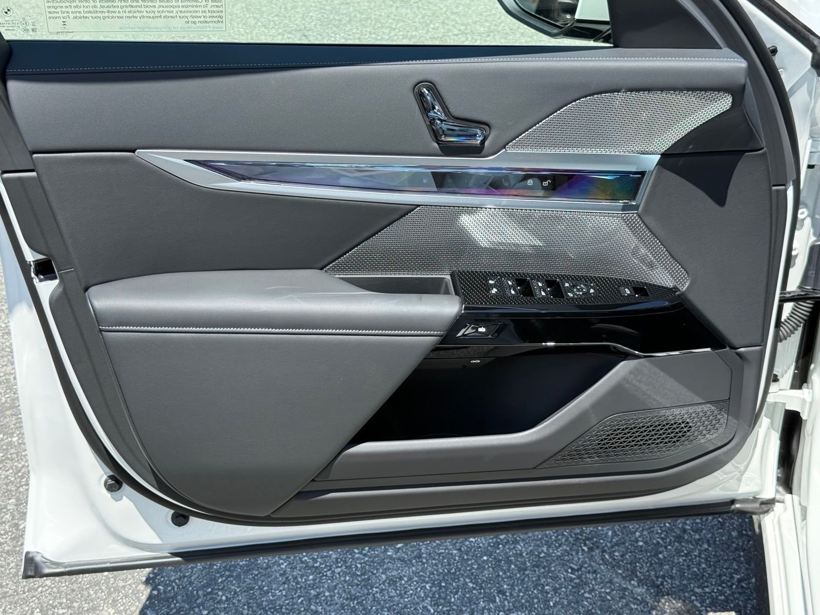 New 2026 Alpine White BMW 750e xDrive image 19