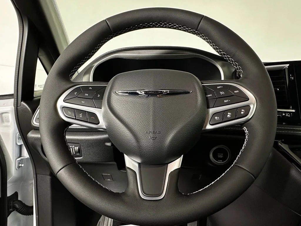 New 2026 Bright White Clear-Coat Exterior Paint Chrysler Select image 9