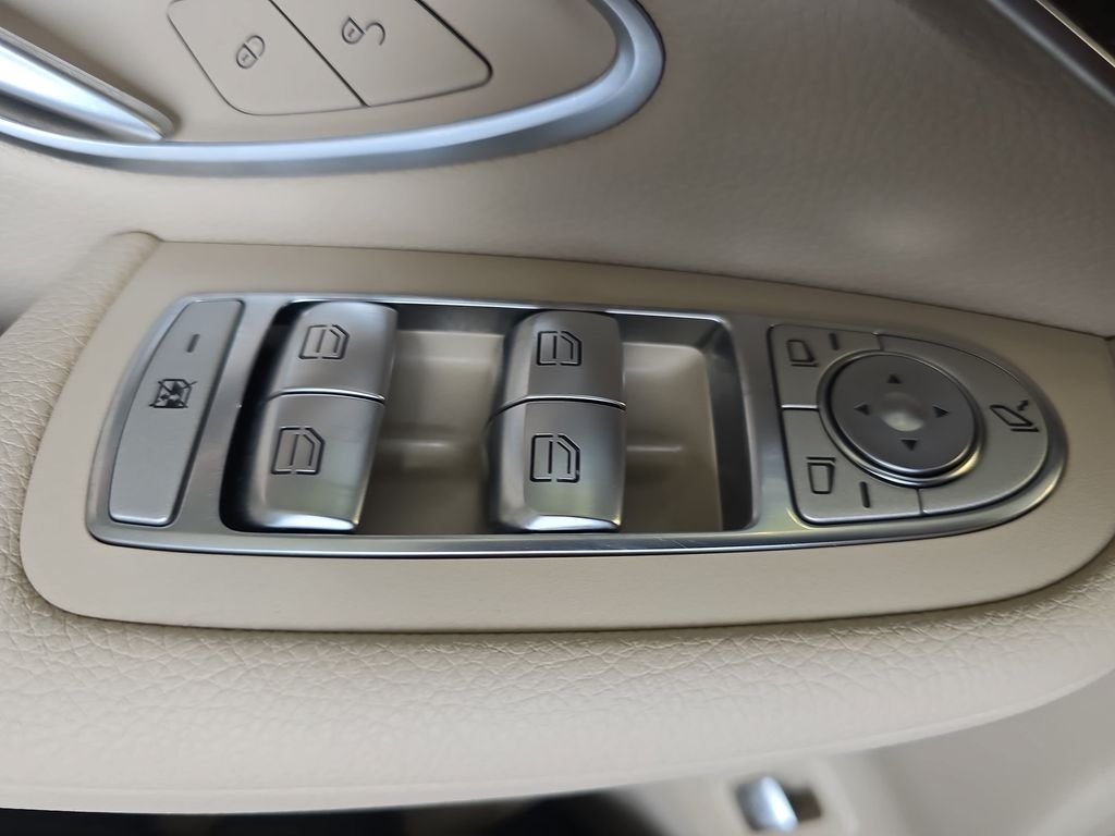 Used 2021  Mercedes-Benz GLC 300 image 28
