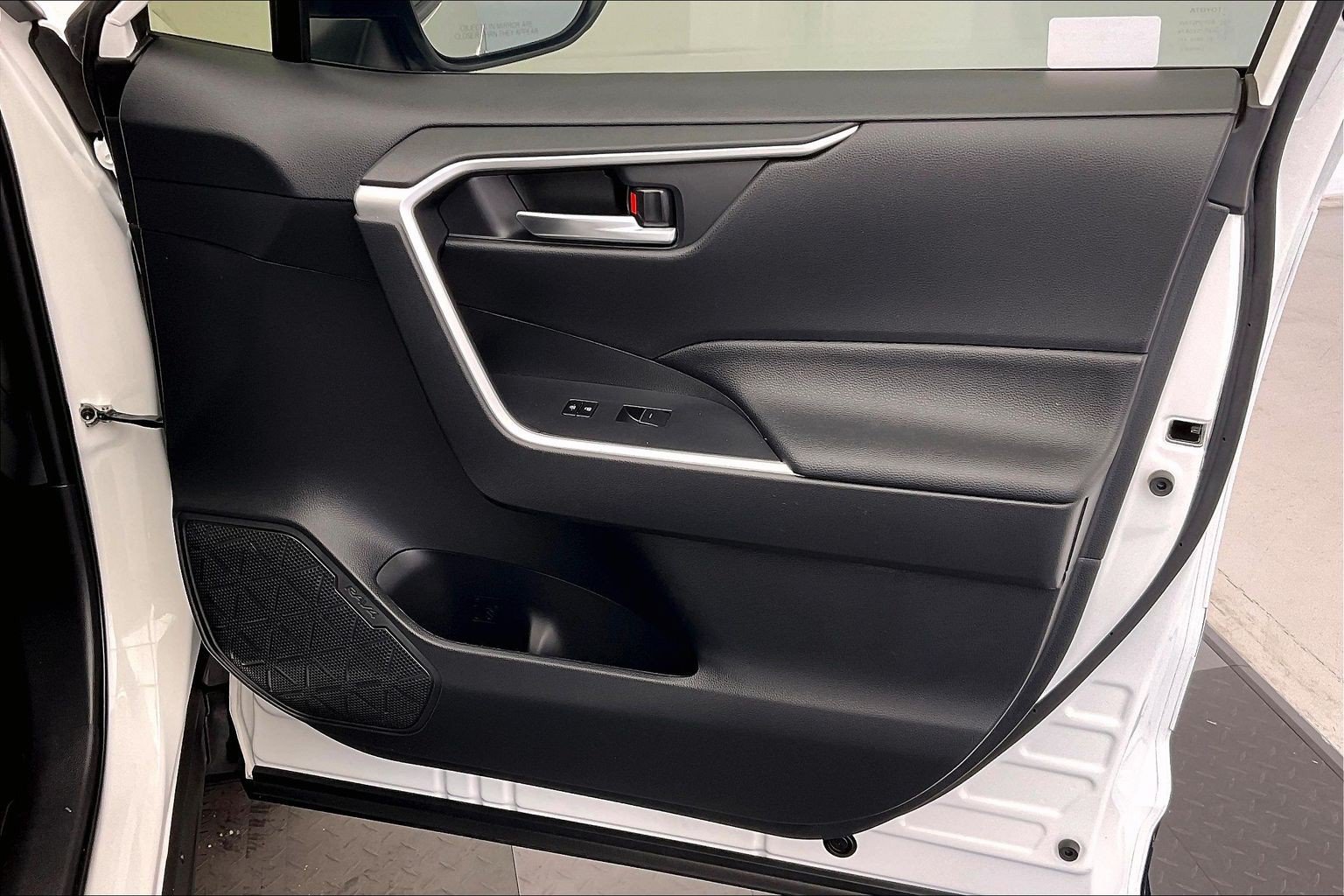 Used 2023 Ice Cap Toyota SE image 27