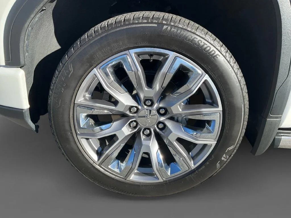 Used 2024 White Frost Tricoat GMC Denali image 11