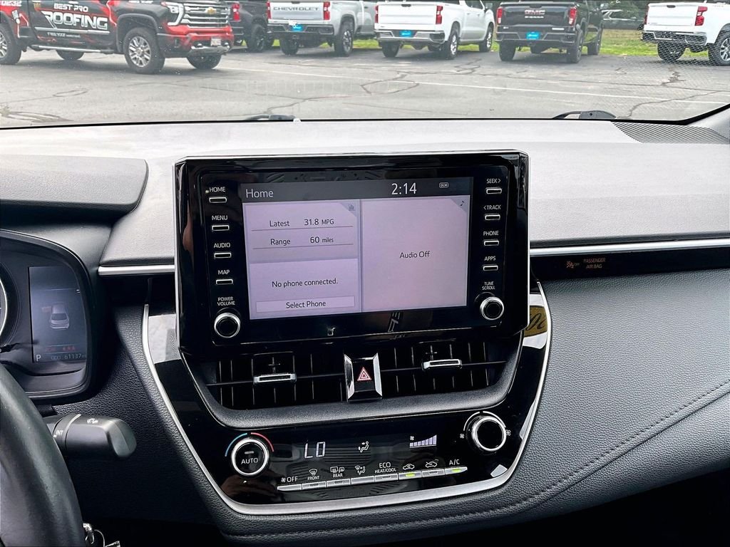 Used 2020 White Toyota SE image 17