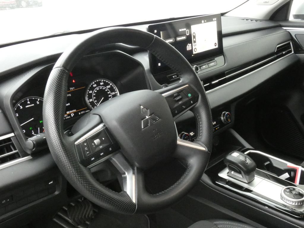 Used 2025 Silver Mitsubishi SE image 11