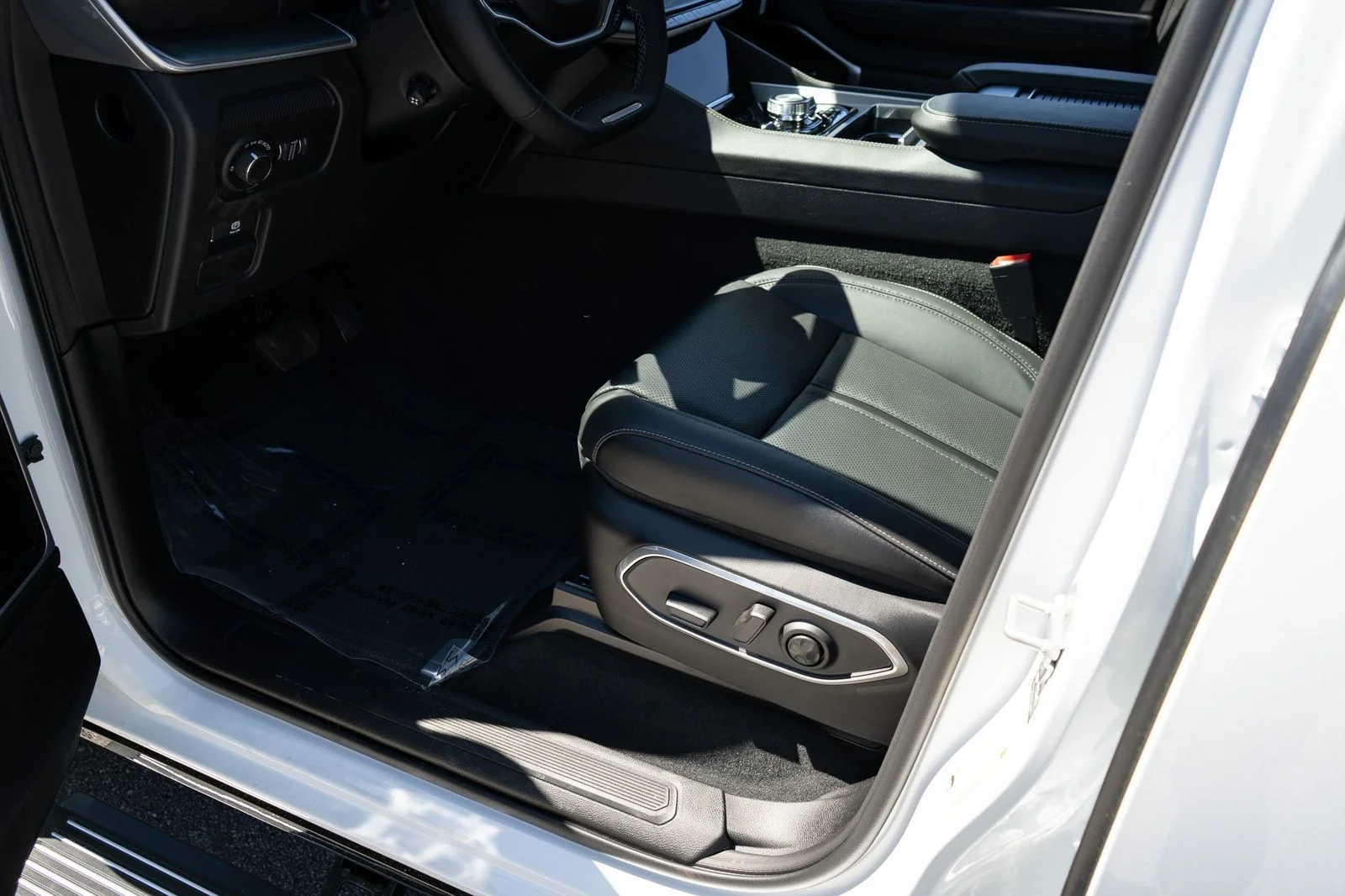 New 2026 Bright White Clear-Coat Exterior Paint Jeep Limited Reserve image 18