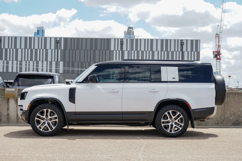Used 2023 Fuji White Land Rover SE image 6