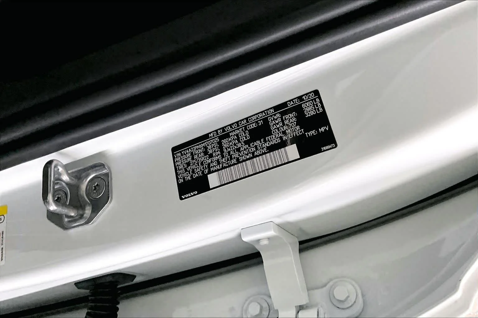Used 2021 Crystal White Metallic Volvo R-Design image 31