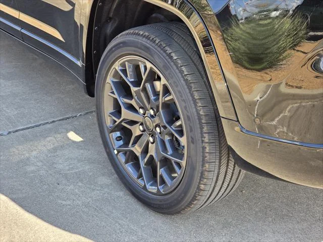 New 2027 High-Gloss Black Paint Jeep Summit image 5
