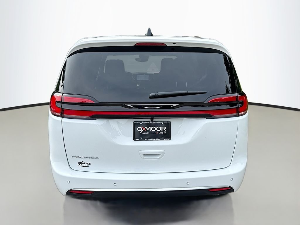 New 2027 Bright White Clear-Coat Exterior Paint Chrysler Select image 5
