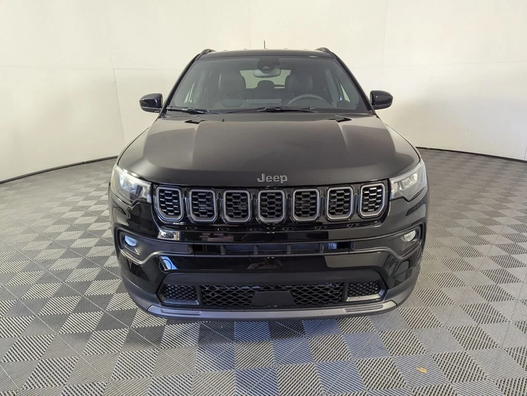 New 2026 Diamond Black Crystal Pearl-Coat Exterior Paint Jeep Latitude Altitude image 3