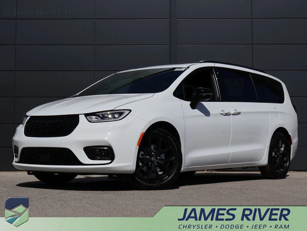 2026 Chrysler Pacifica Limited's photo
