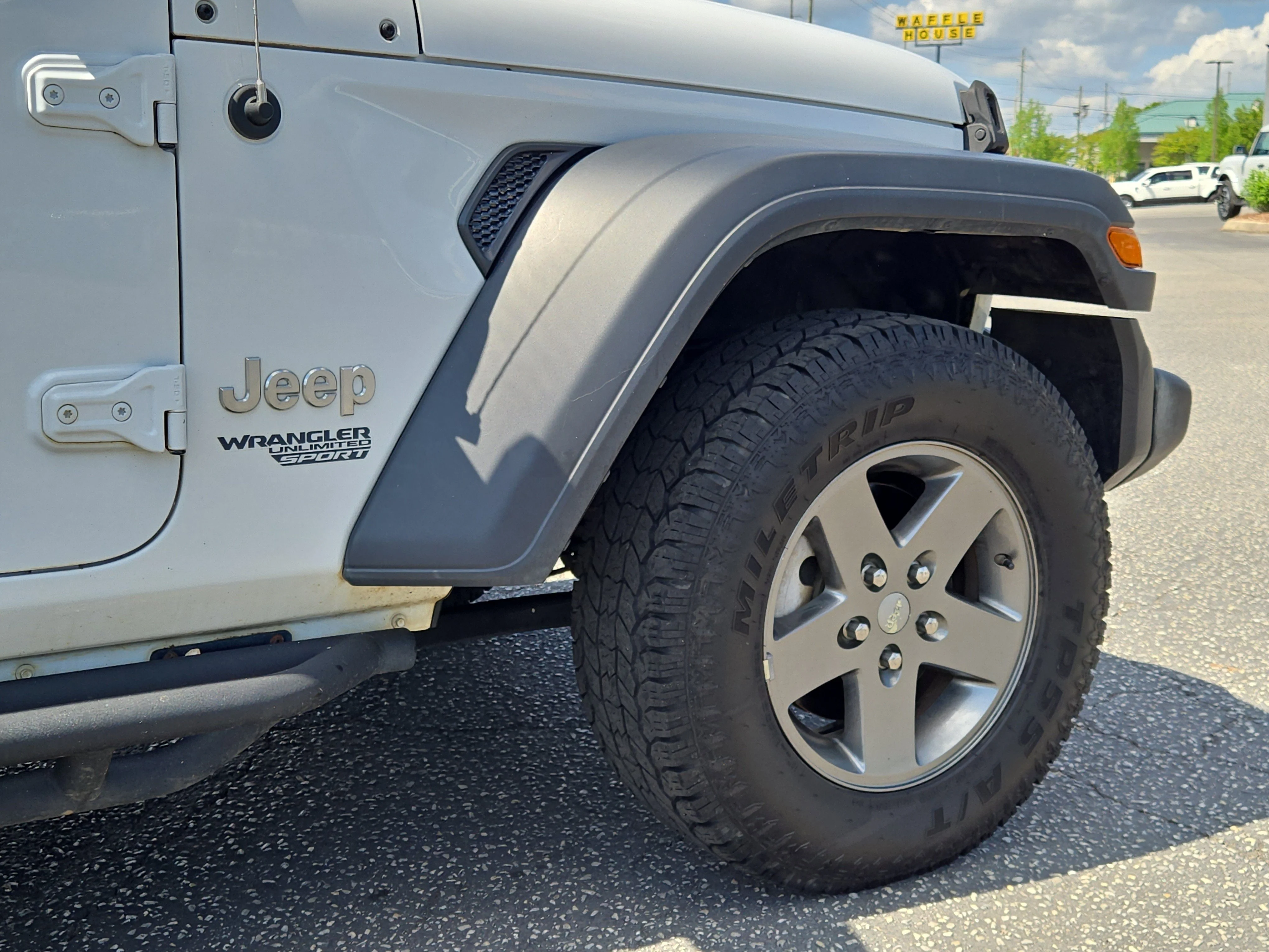 Used 2018 White Jeep Sport image 12