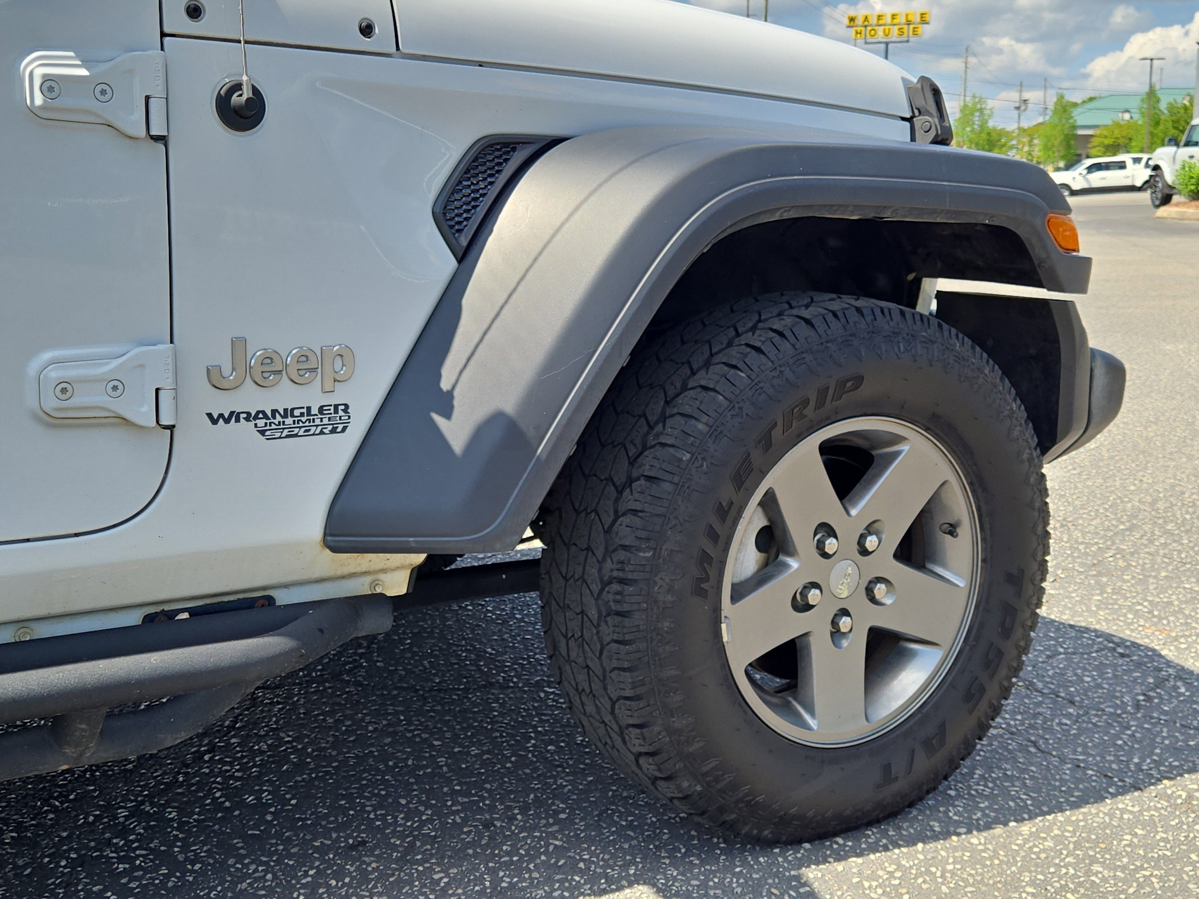 Used 2018 White Jeep Sport image 12