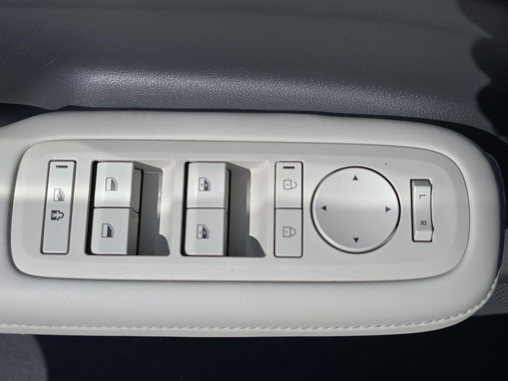 Used 2025 Silver Hyundai SEL image 30