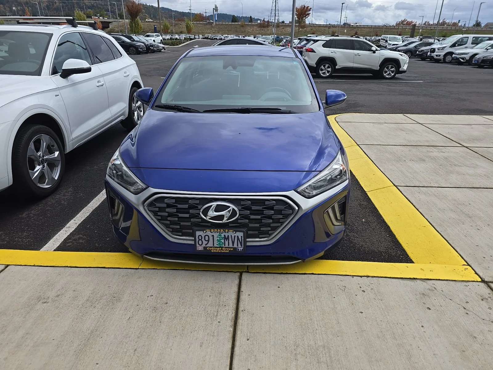 Used 2020 Blue Hyundai SE image 3