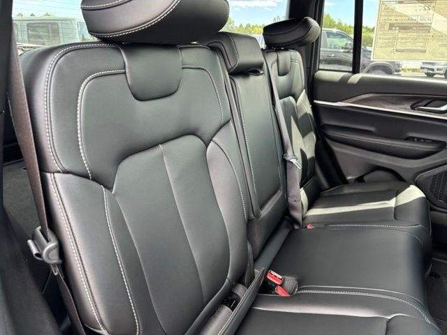 New 2026 Diamond Black Crystal Pearl-Coat Exterior Paint Jeep Limited image 19