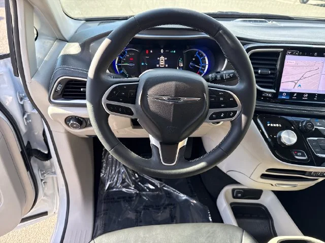 Used 2024 Bright White Clearcoat Chrysler Select image 18
