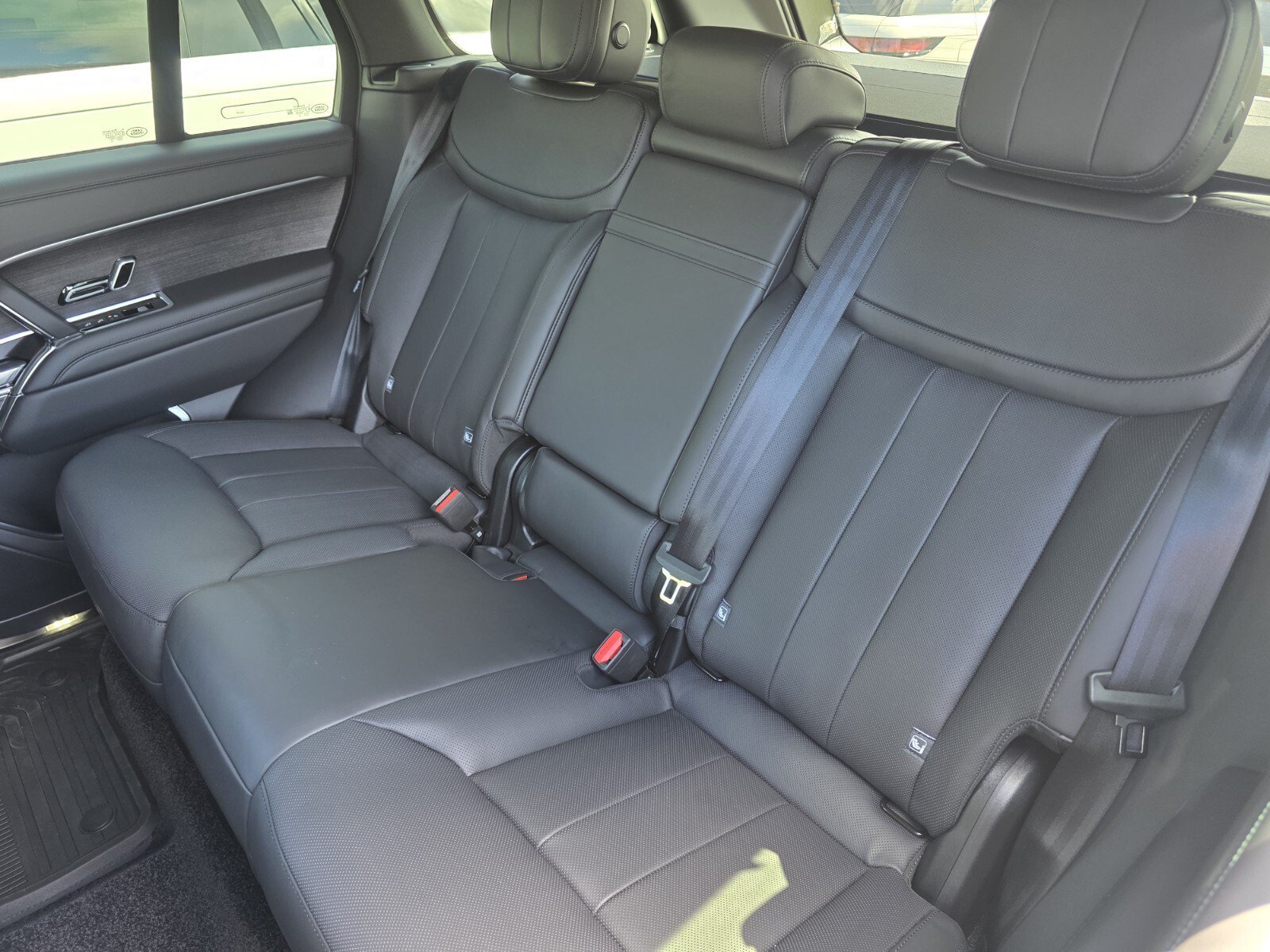 New 2027 Santorini Black Land Rover P400 SE image 14