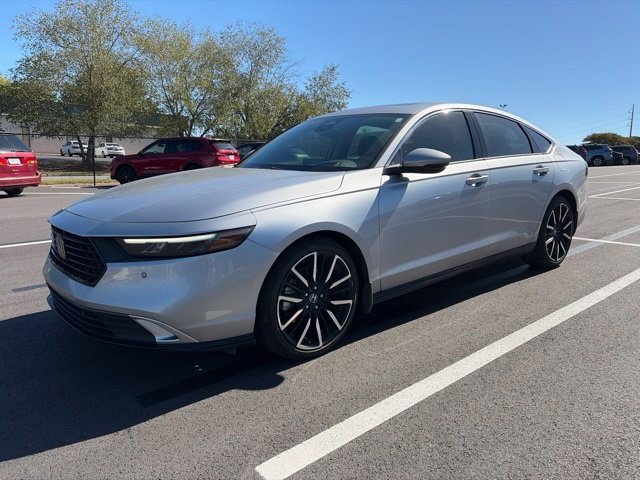 Used 2023 Lunar Silver Metallic Honda Touring image 4