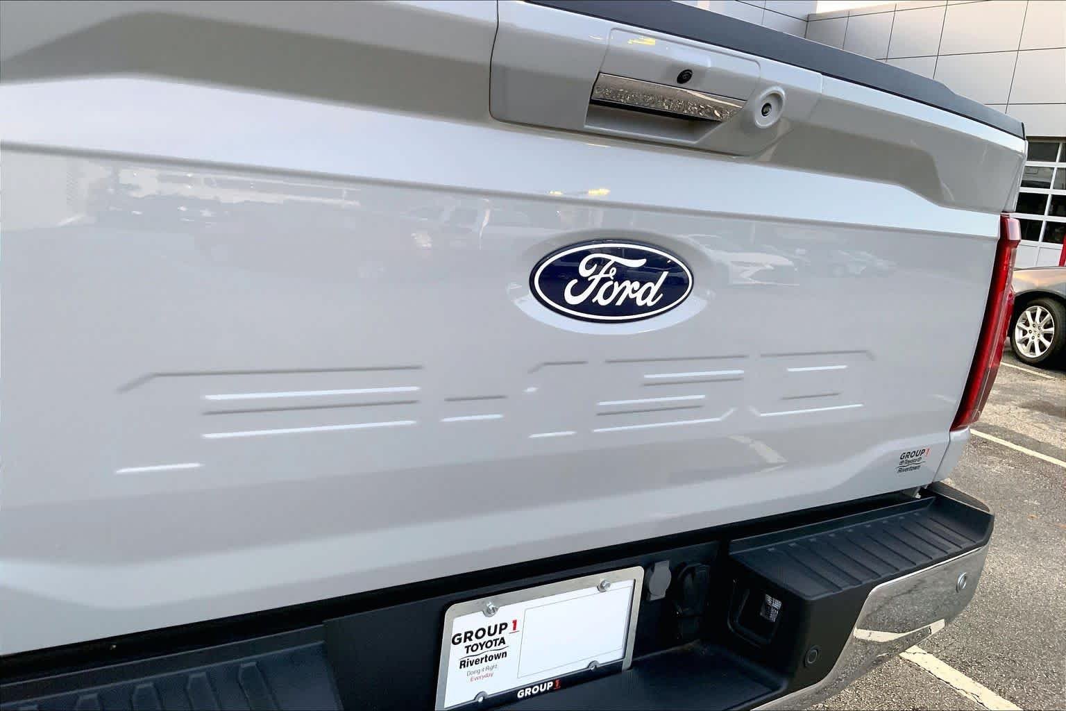 Used 2024 Avalanche Gray Ford XLT image 9
