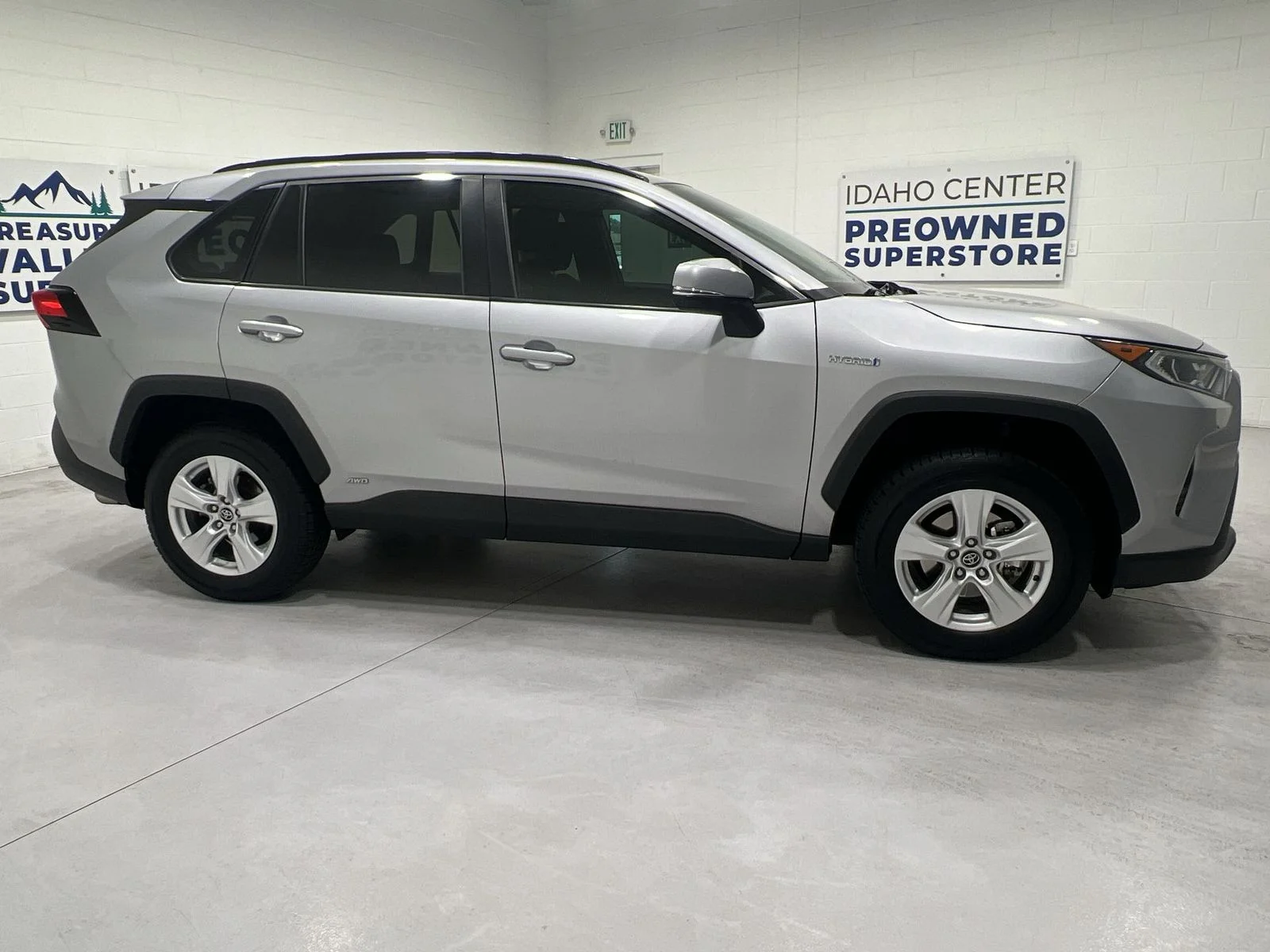 Used 2020 Silver Toyota XLE image 9