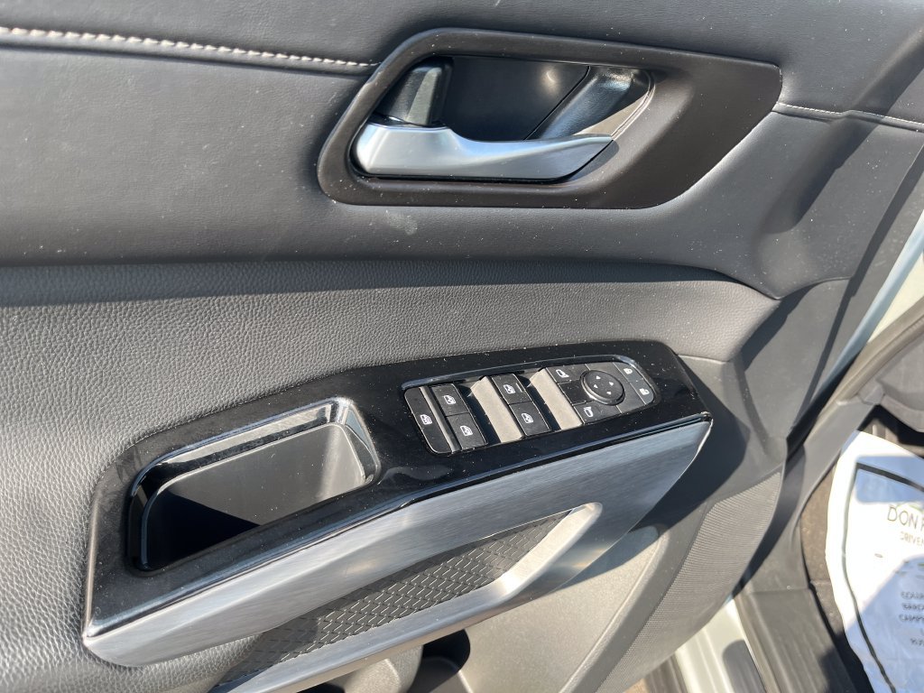 Used 2024 Silver Nissan SL image 12