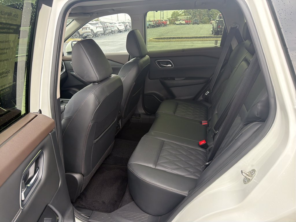 Used 2023 White Nissan Platinum image 16