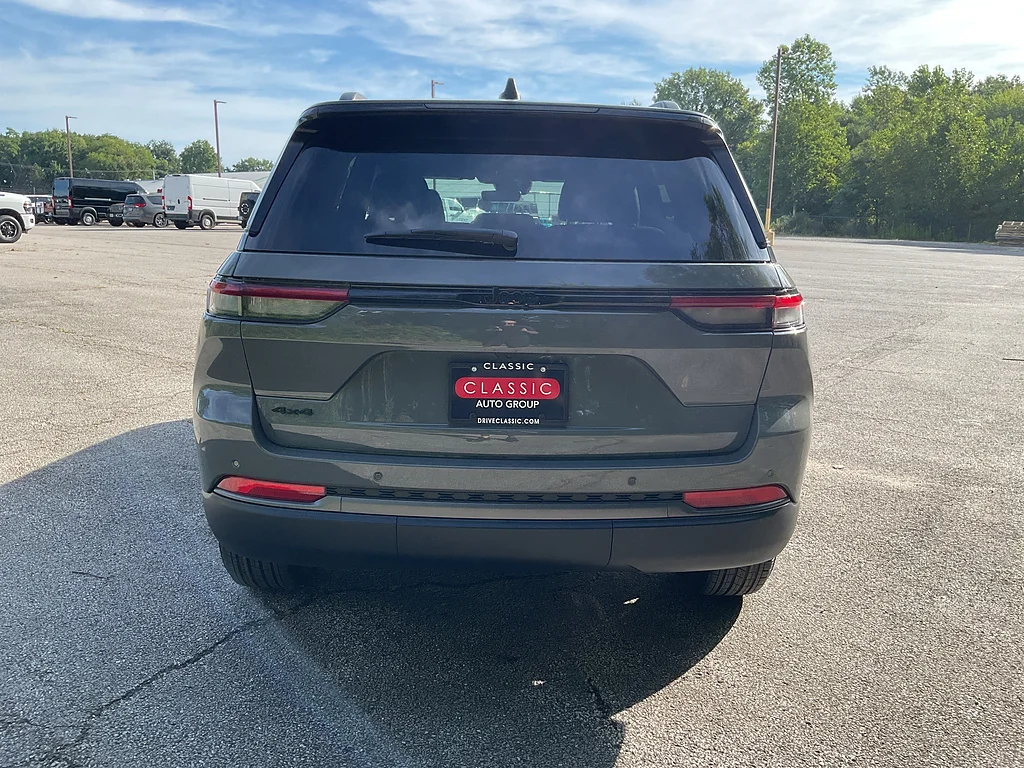 New 2027 Sting-Gray Clearcoat Jeep Laredo Altitude image 6