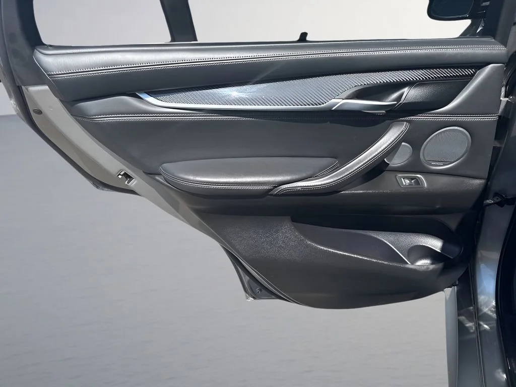 Used 2018  BMW  image 29