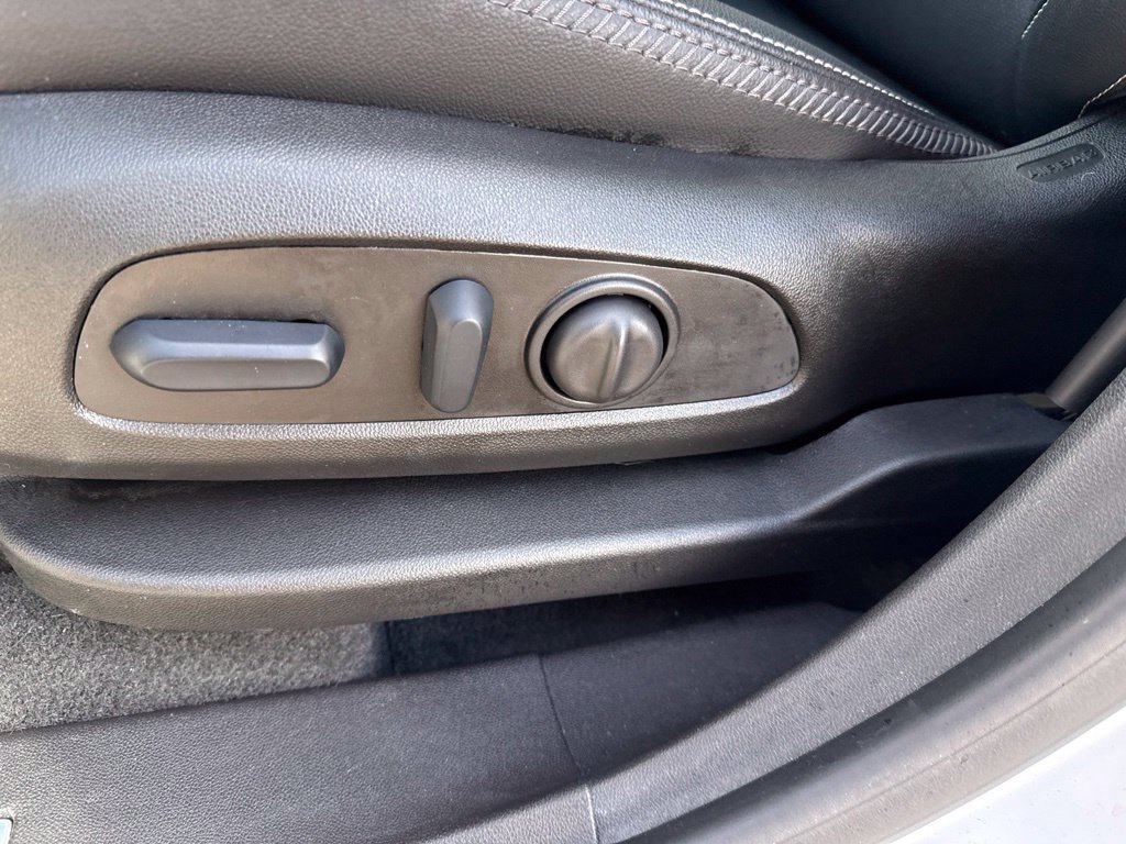 Used 2024 White GMC Denali image 25