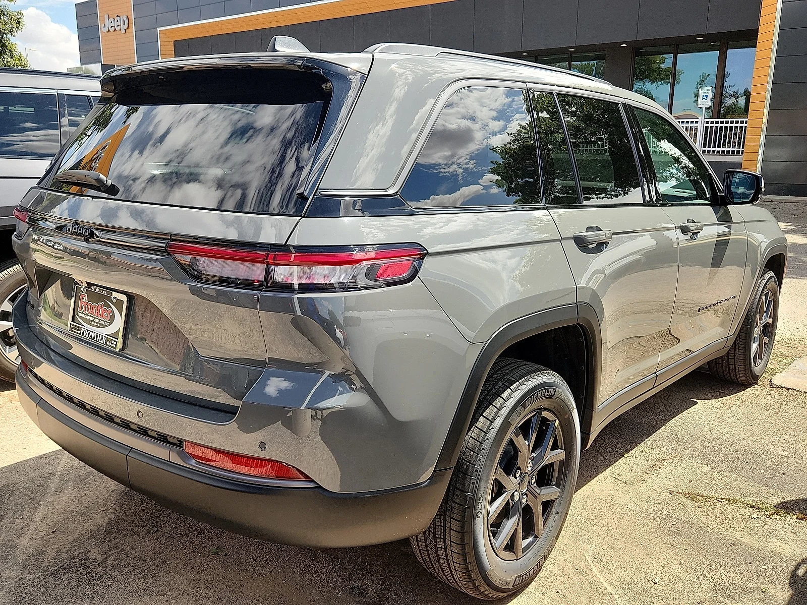 New 2027 Sting-Gray Clear-Coat Paint Jeep LAREDO ALTITUDE 4X4 image 3