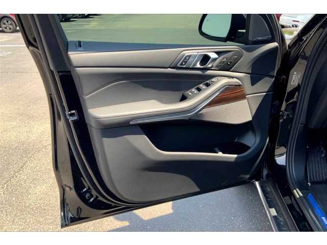 New 2026 Black Sapphire Metallic BMW sDrive40i image 10
