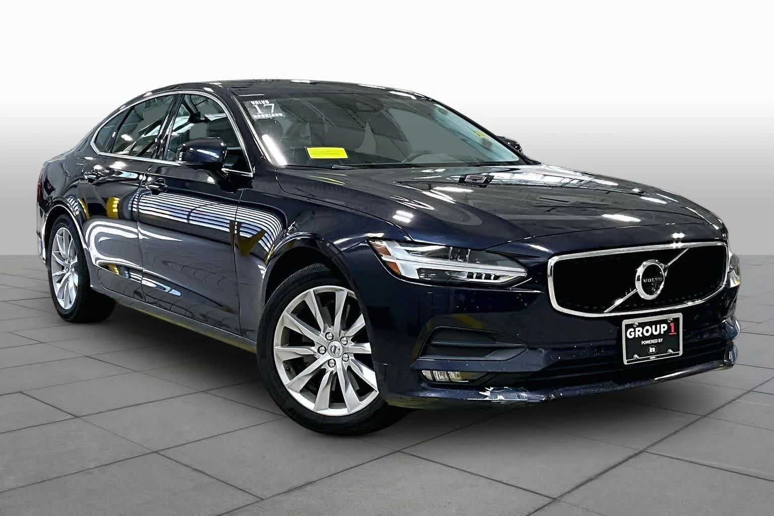 Used 2017 Magic Blue Metallic Volvo Momentum image 3