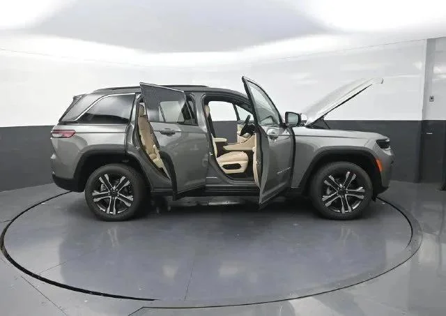 New 2027 Sting-Gray Clear-Coat Paint Jeep Limited image 35