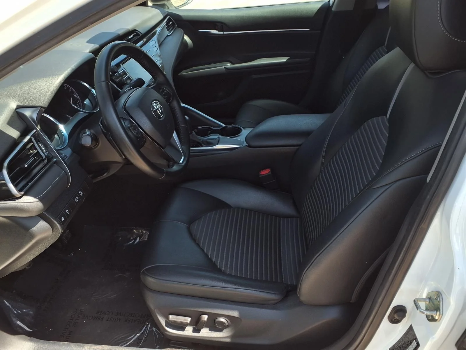Used 2020 White Toyota SE Nightshade image 17