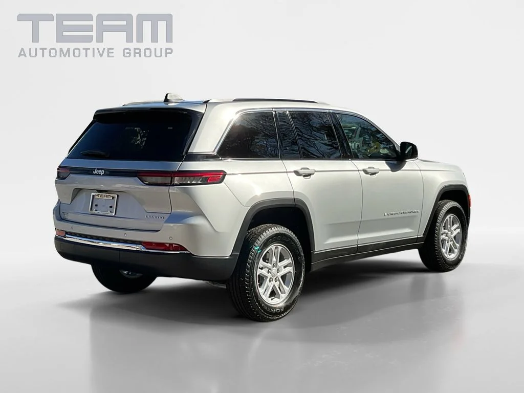 Used 2025 Silver Jeep Laredo image 7