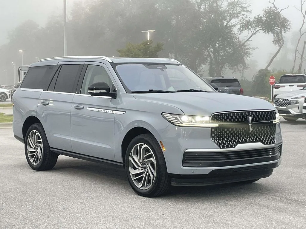 Used 2025 Gray Mist Metallic Tri-Coat Lincoln Reserve image 1