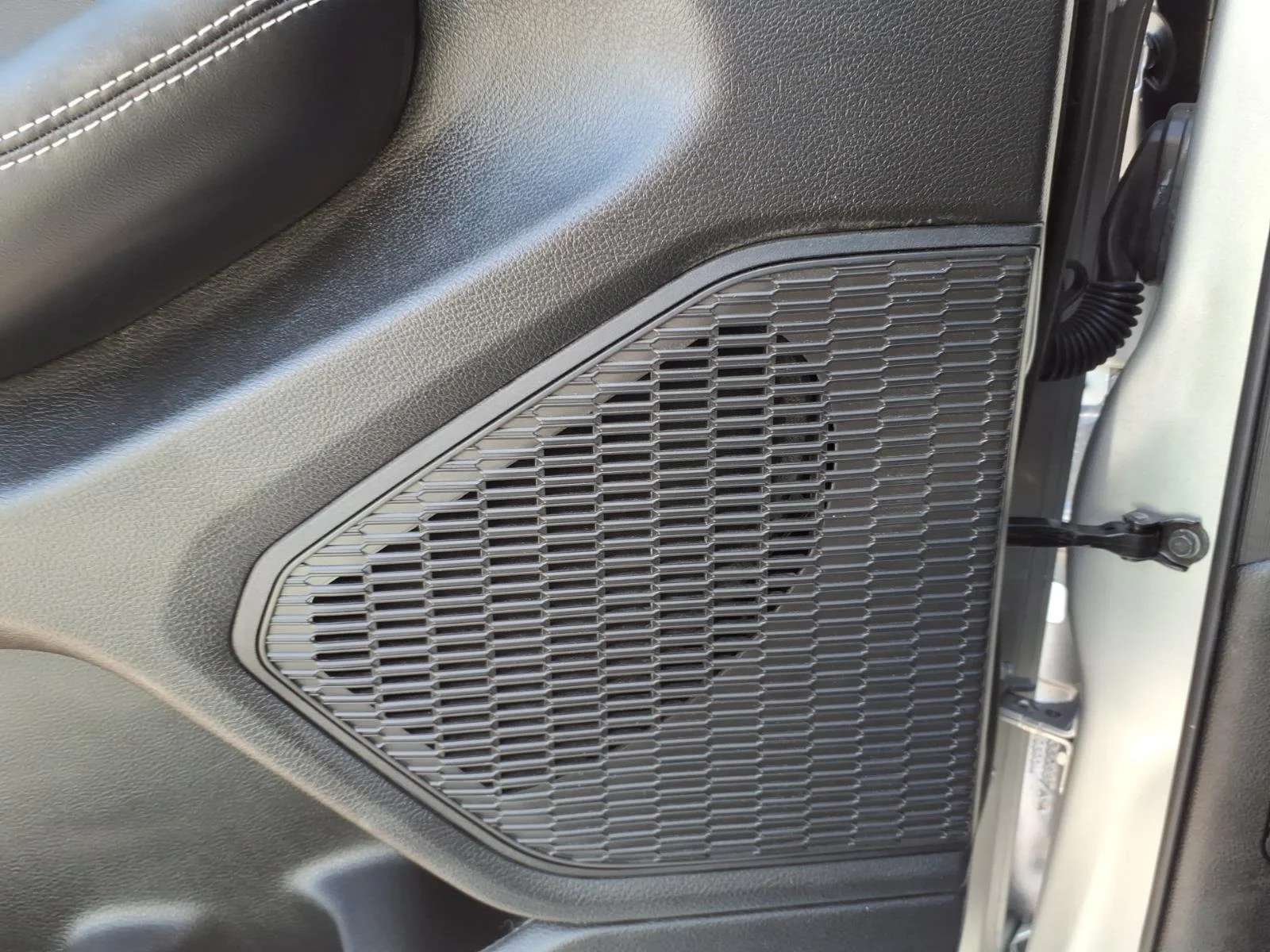 Used 2025 Silver Zynith Jeep Laredo X image 6