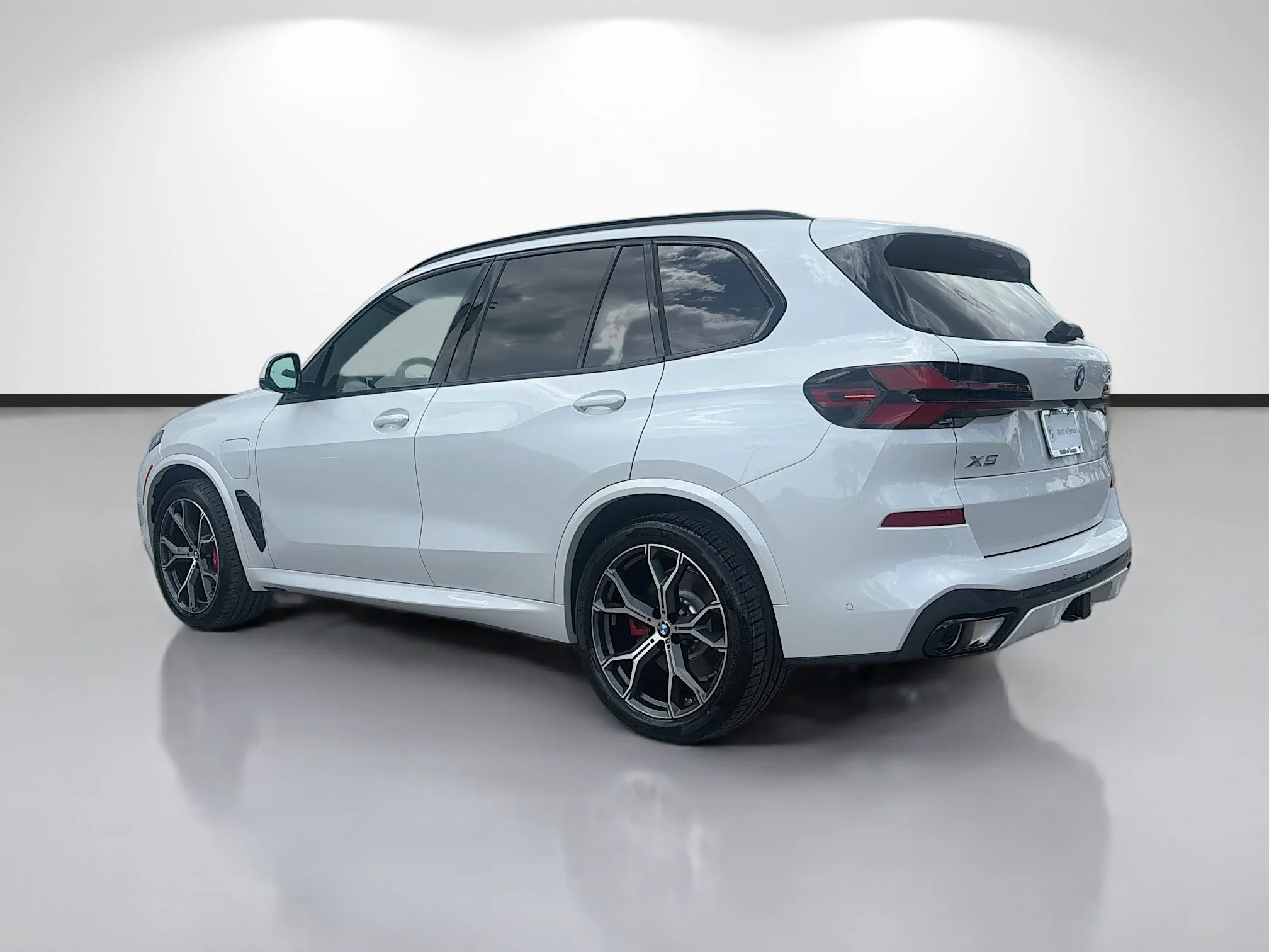 New 2026 Mineral White Metallic BMW xDrive50e image 5