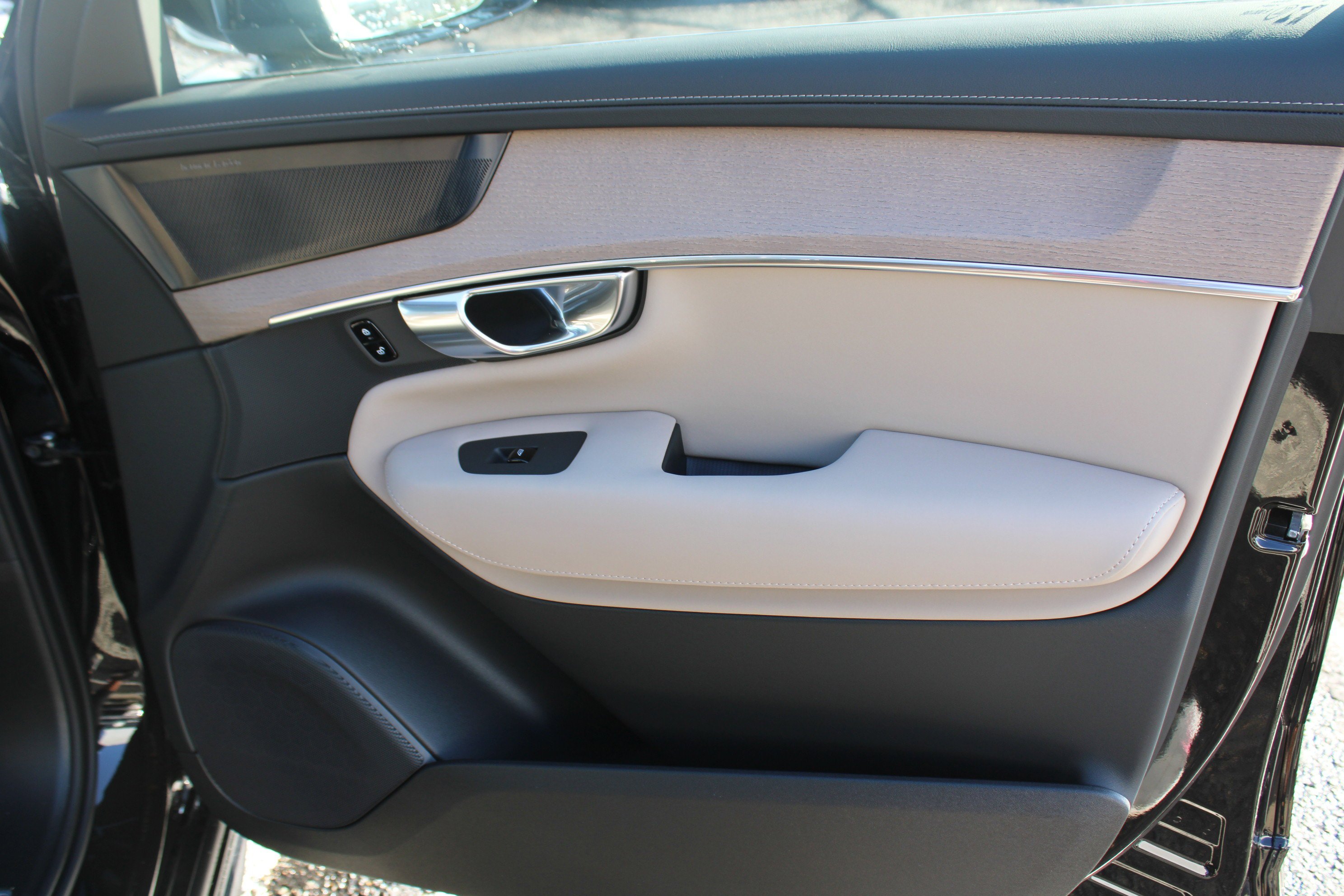 New 2026 Onyx Black Metallic Volvo Plus image 51