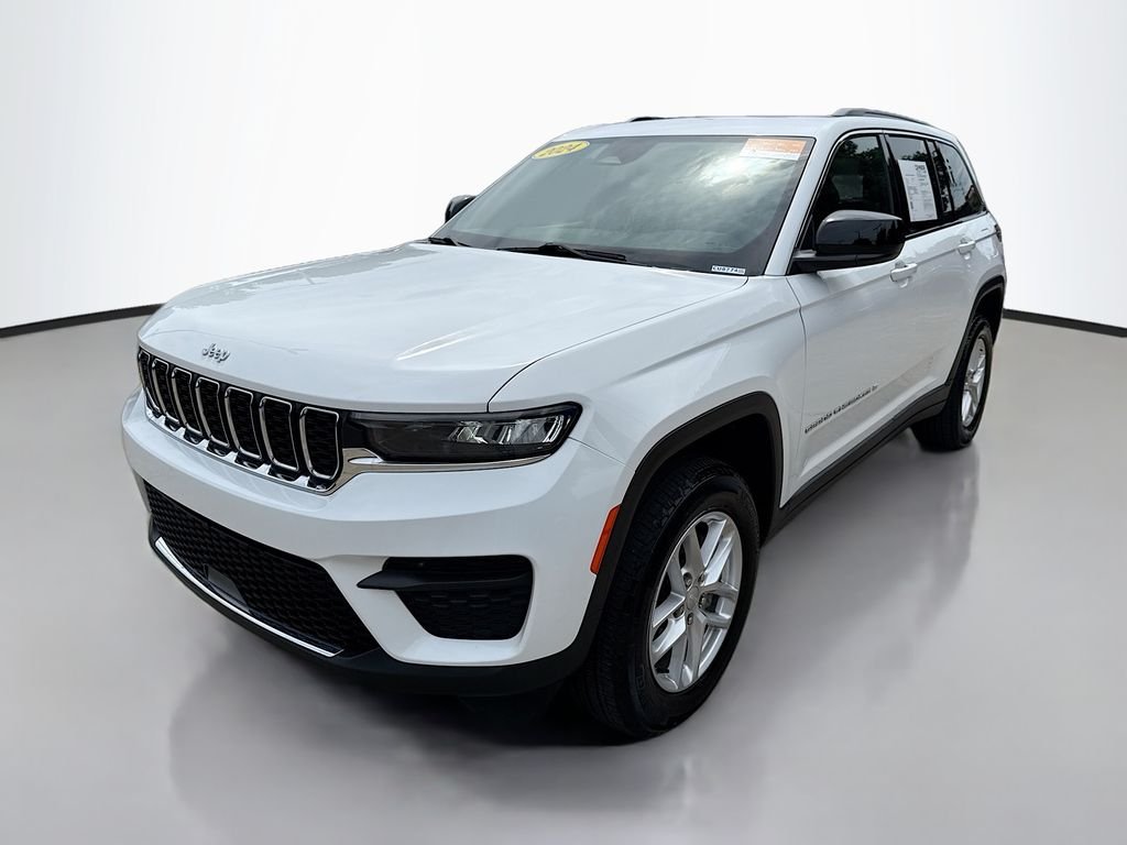 Used 2024 Bright White Clearcoat Jeep Laredo X image 4