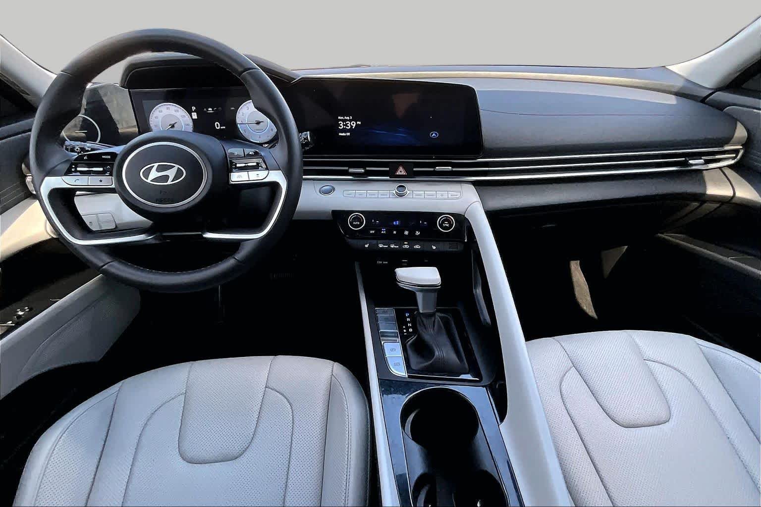 2025 Hyundai Elantra Limited - Photo 16
