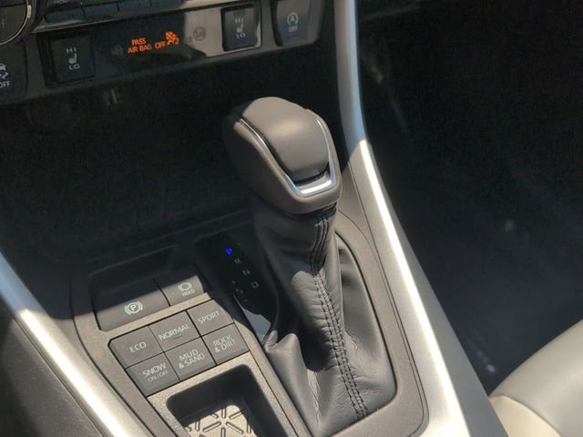 Used 2023  Toyota XLE Premium image 20