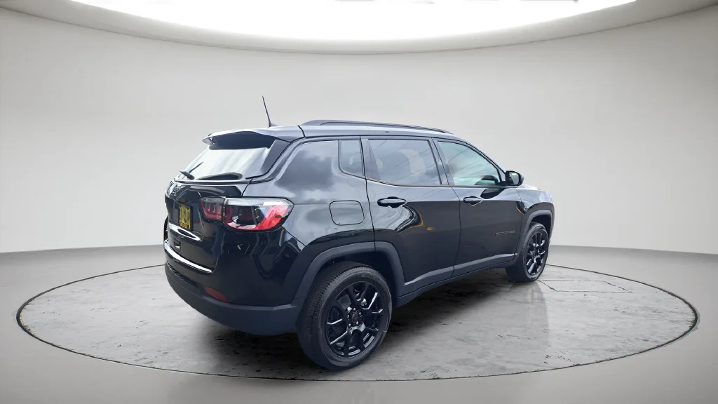 New 2026 Diamond Black Crystal Pearl-Coat Exterior Paint Jeep Latitude image 5