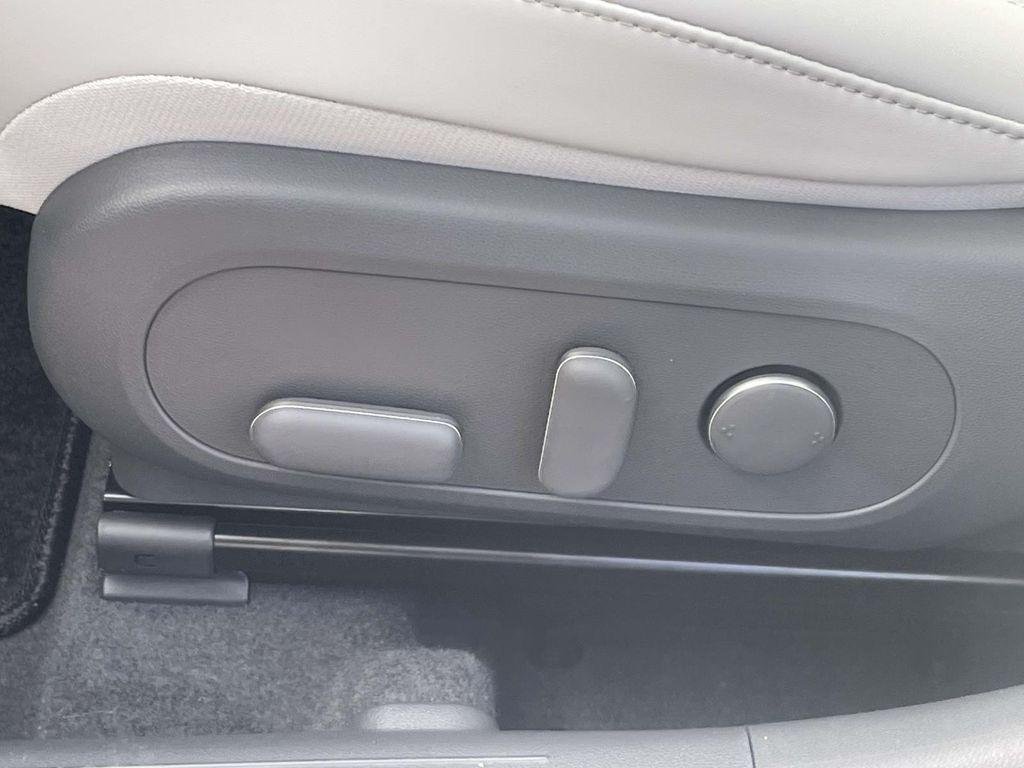 New 2026 White Hyundai SEL Premium FWD image 16