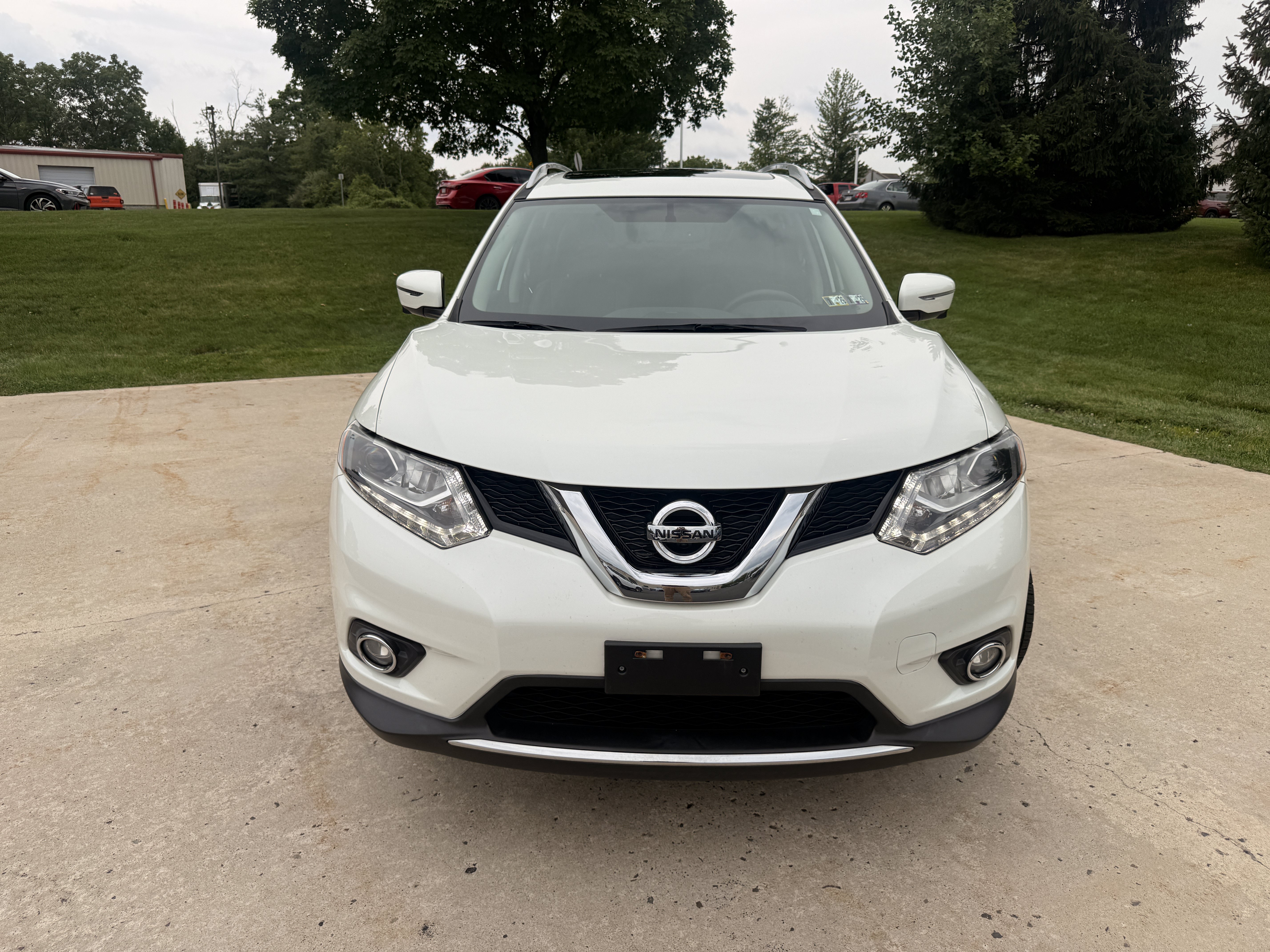 Used 2016 Pearl White Nissan SL image 11