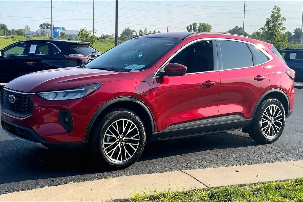 Used 2025 Red Ford Base image 5